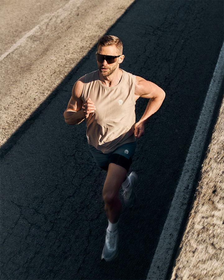 Running vest earth grey. YMR Track Club